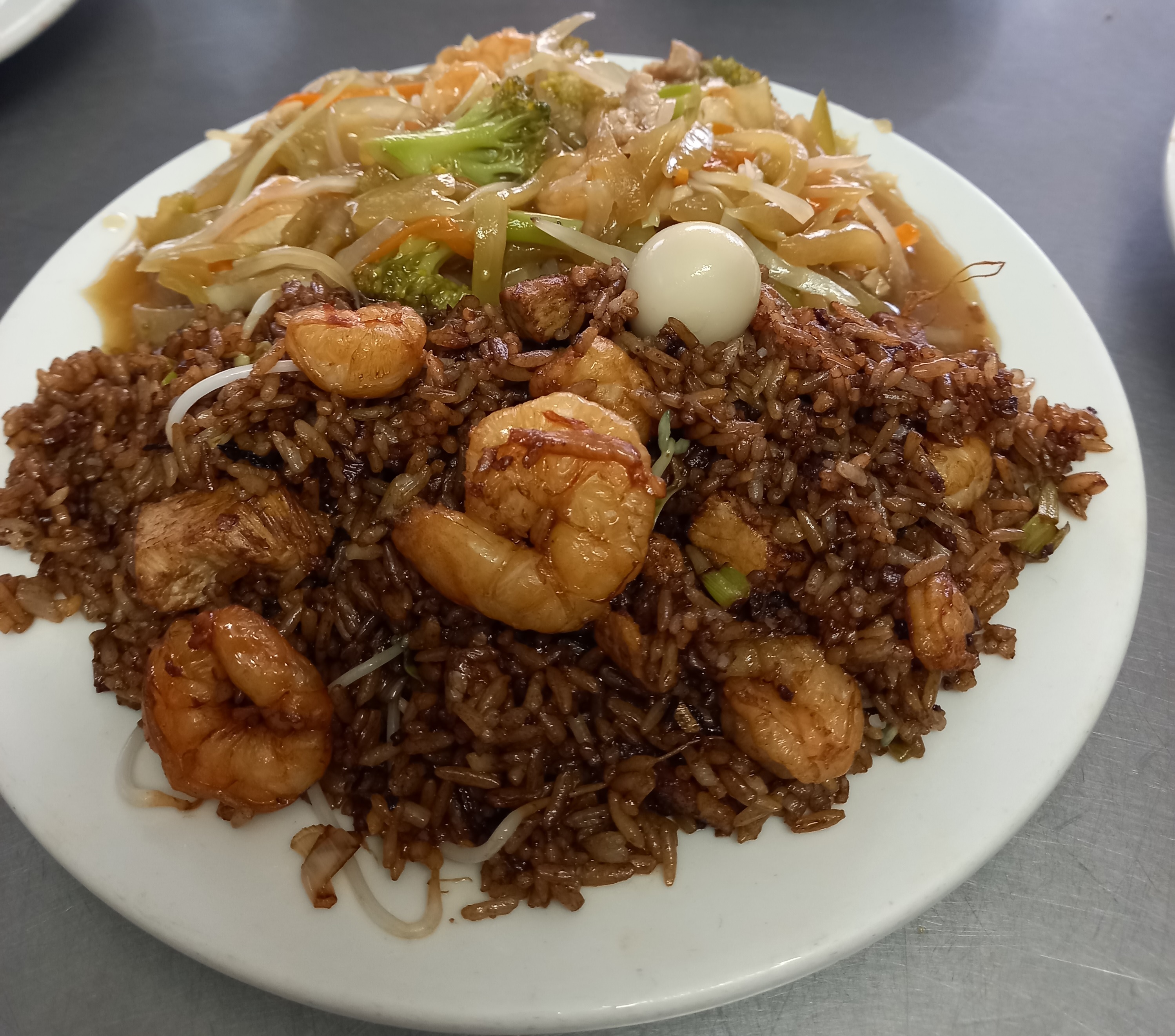 Plato chino gourmet en restaurante WeiChing